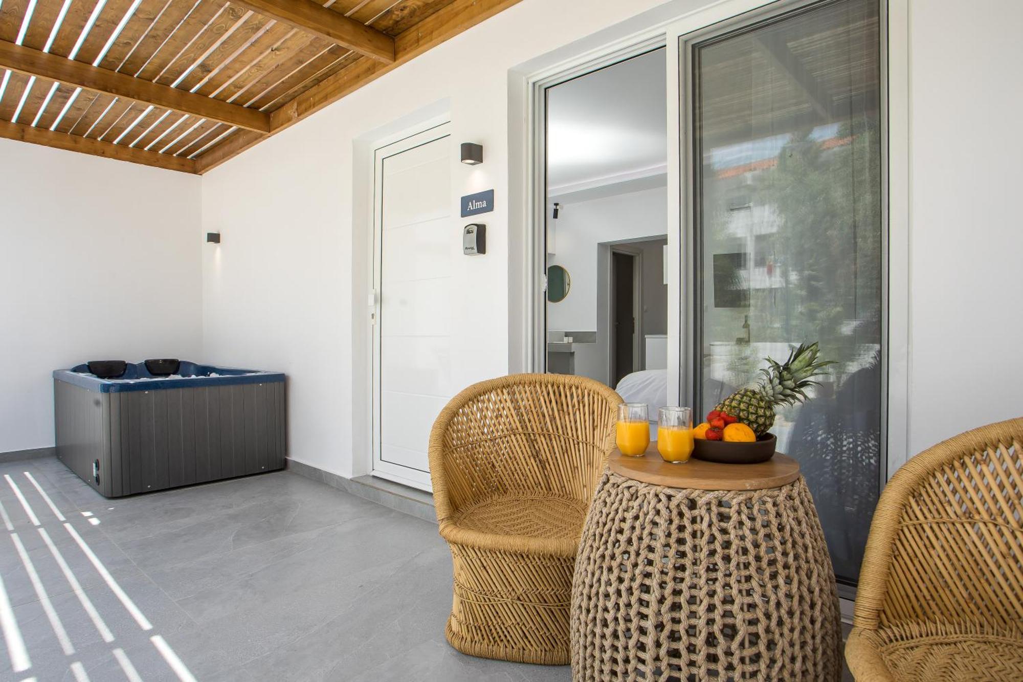 Calma Luxury Studios & Suites ฟาลิรากี ภายนอก รูปภาพ