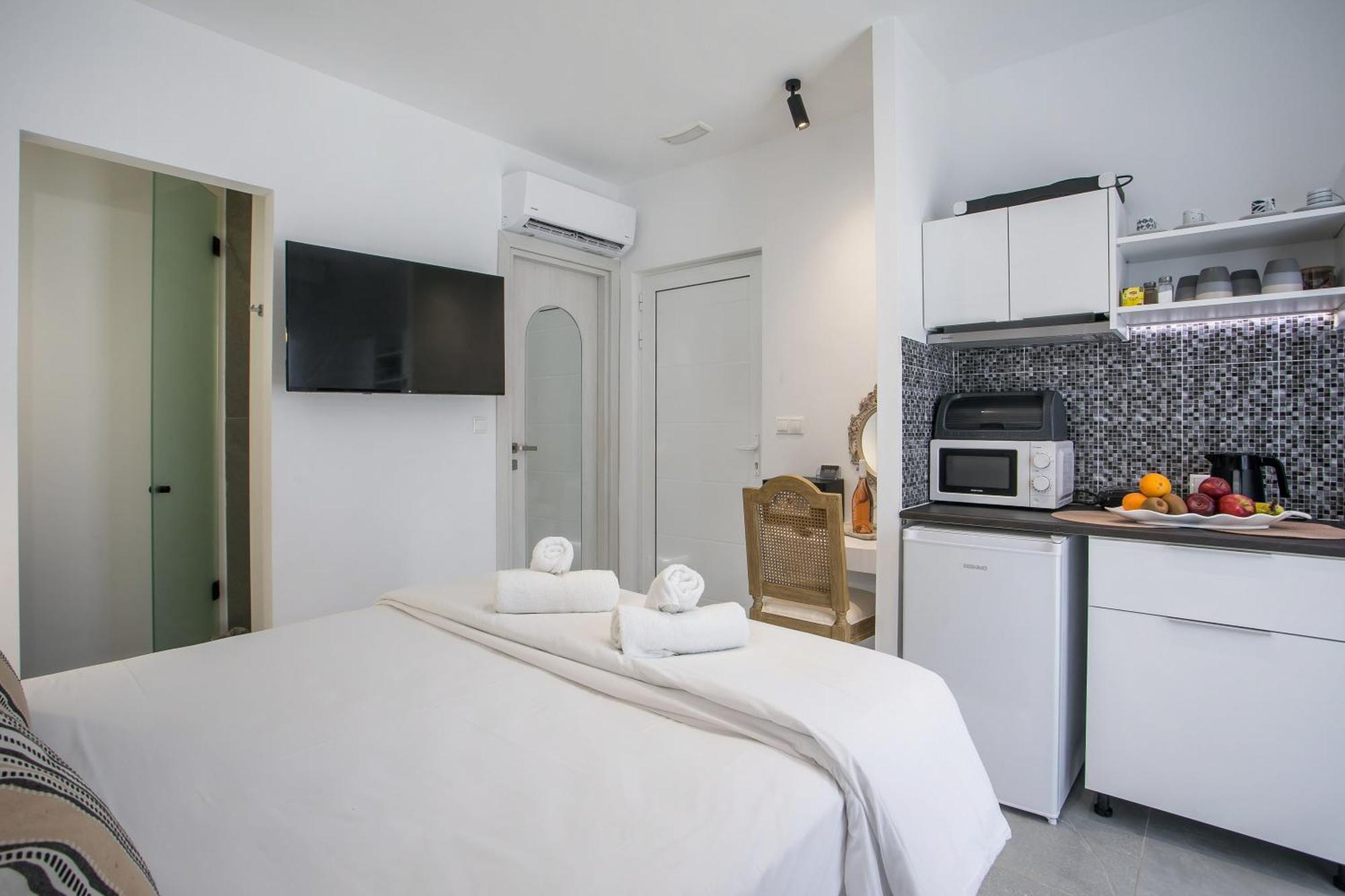 Calma Luxury Studios & Suites ฟาลิรากี ภายนอก รูปภาพ