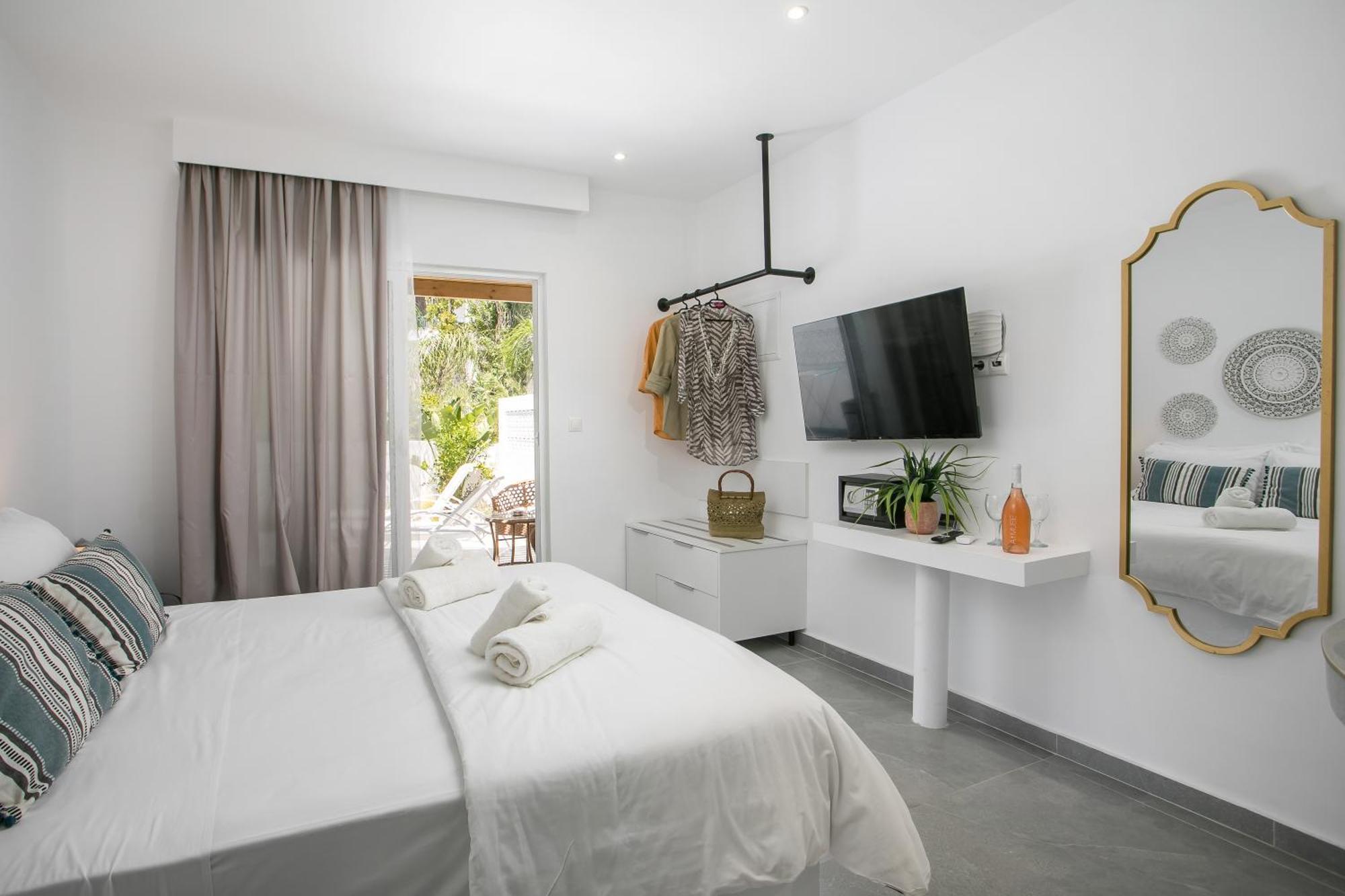 Calma Luxury Studios & Suites ฟาลิรากี ภายนอก รูปภาพ