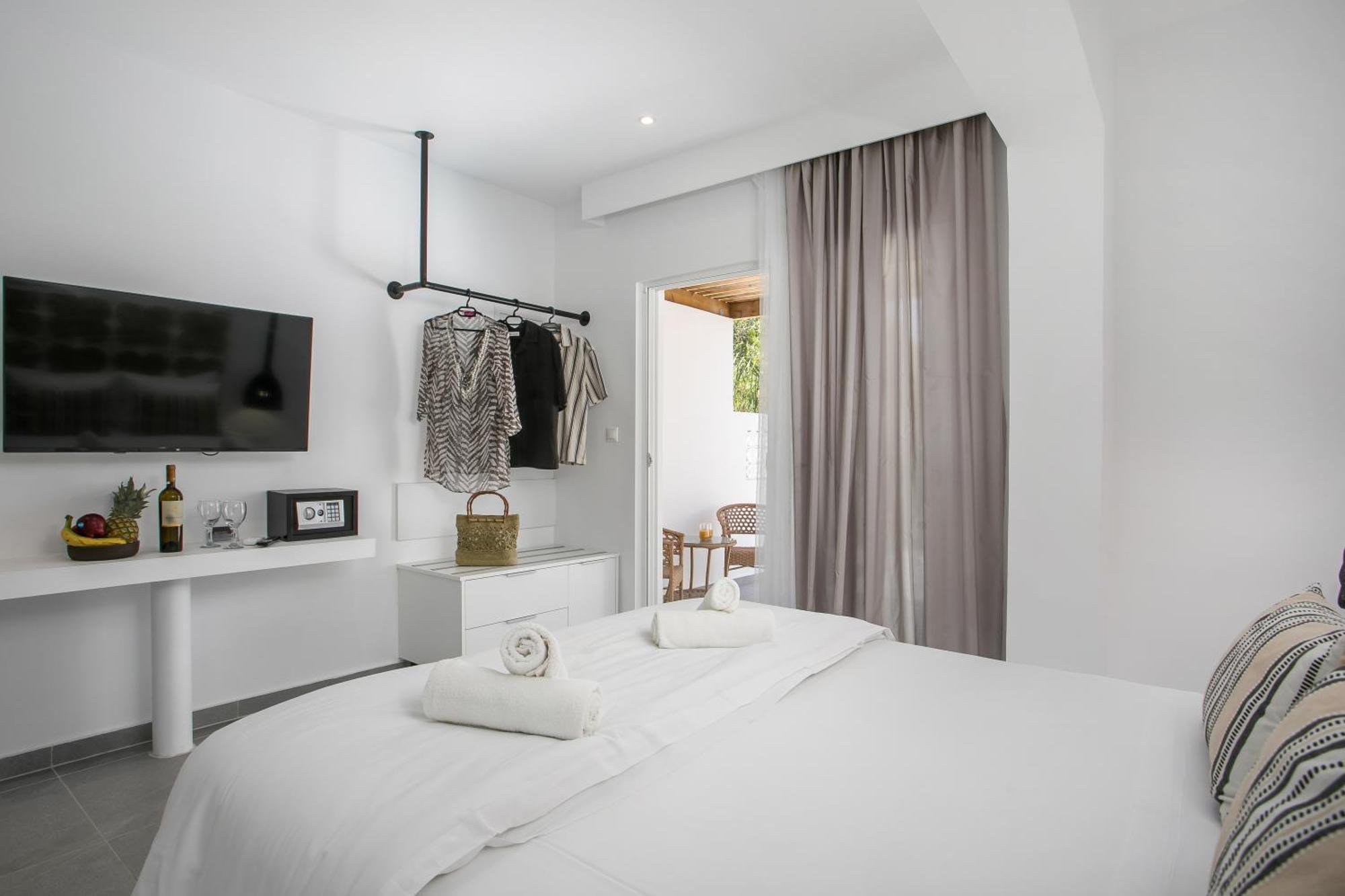 Calma Luxury Studios & Suites ฟาลิรากี ภายนอก รูปภาพ
