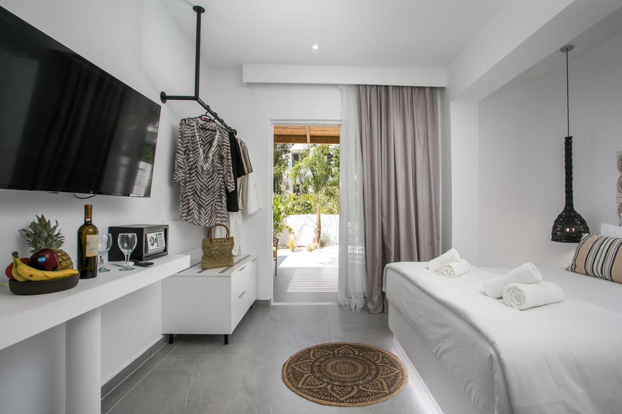 Calma Luxury Studios & Suites ฟาลิรากี ภายนอก รูปภาพ
