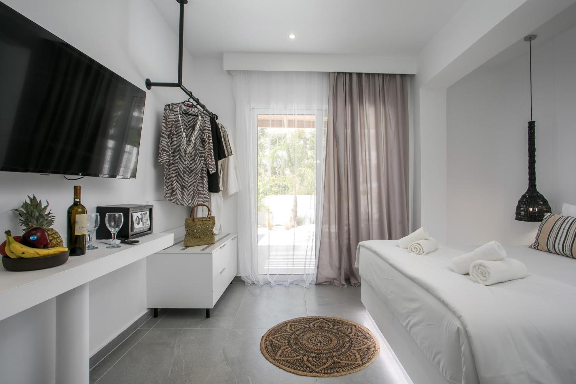 Calma Luxury Studios & Suites ฟาลิรากี ภายนอก รูปภาพ